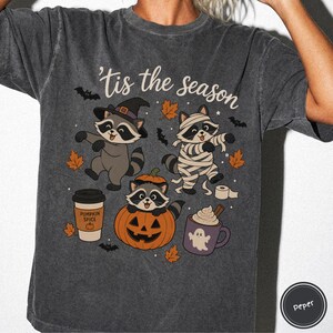 Koszulka Comfort Colors z szopem na Halloween, koszulka z nadrukiem retro ducha i mumii szopa na sezon Tis The Season Pepper