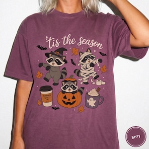 Koszulka Comfort Colors z szopem na Halloween, koszulka z nadrukiem retro ducha i mumii szopa na sezon Tis The Season Berry