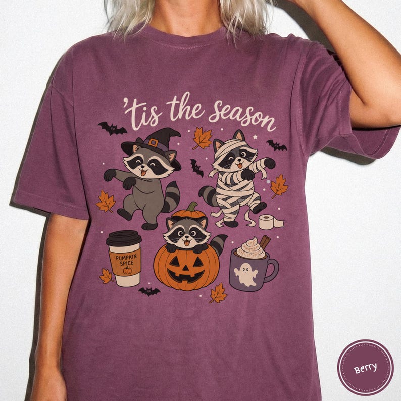 Koszulka Comfort Colors z szopem na Halloween, koszulka z nadrukiem retro ducha i mumii szopa na sezon Tis The Season Berry