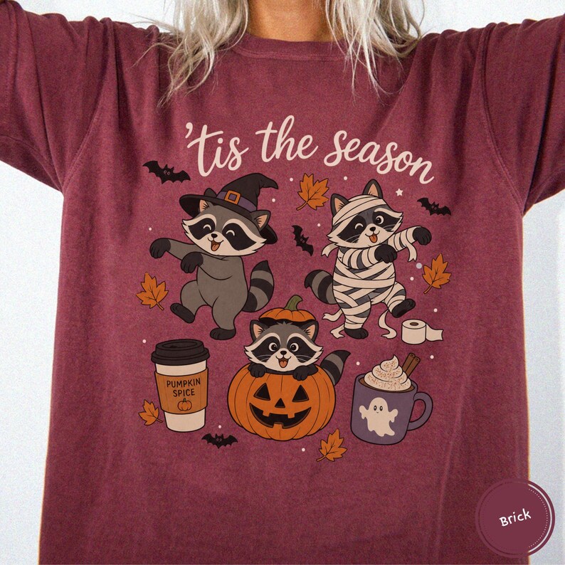 Koszulka Comfort Colors z szopem na Halloween, koszulka z nadrukiem retro ducha i mumii szopa na sezon Tis The Season Brick