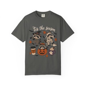 Koszulka Comfort Colors z szopem na Halloween, koszulka z nadrukiem retro ducha i mumii szopa na sezon Tis The Season zdjęcie 13