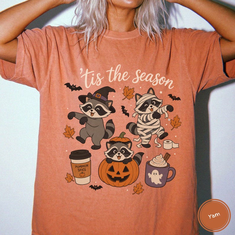 Koszulka Comfort Colors z szopem na Halloween, koszulka z nadrukiem retro ducha i mumii szopa na sezon Tis The Season Yam