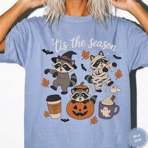 Koszulka Comfort Colors z szopem na Halloween, koszulka z nadrukiem retro ducha i mumii szopa na sezon Tis The Season Blue Jean