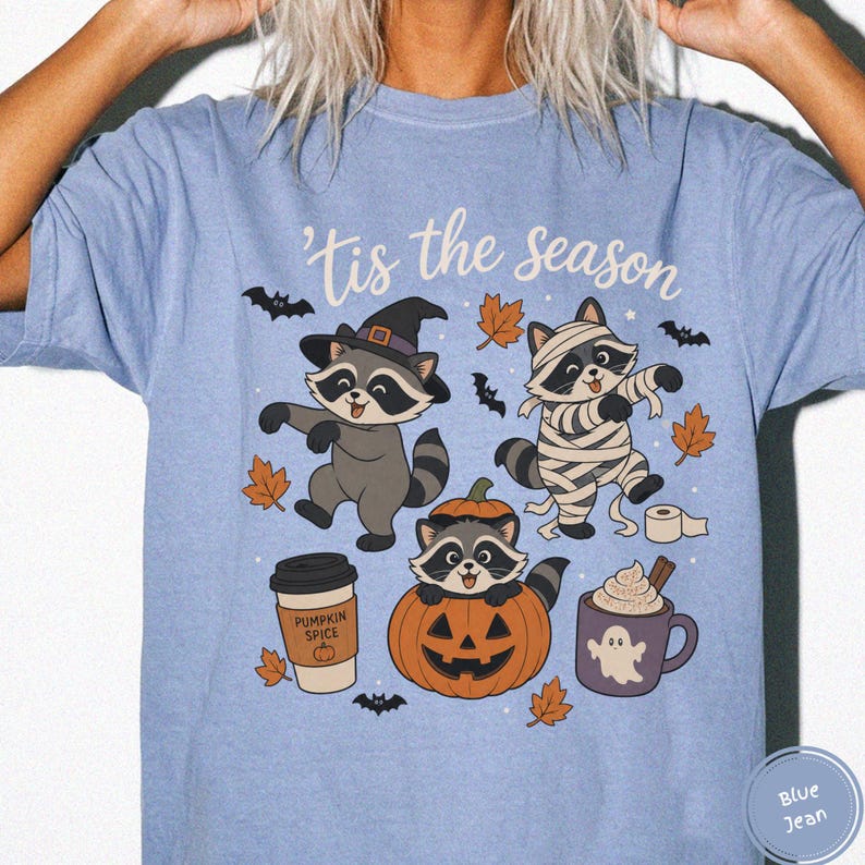 Koszulka Comfort Colors z szopem na Halloween, koszulka z nadrukiem retro ducha i mumii szopa na sezon Tis The Season Blue Jean