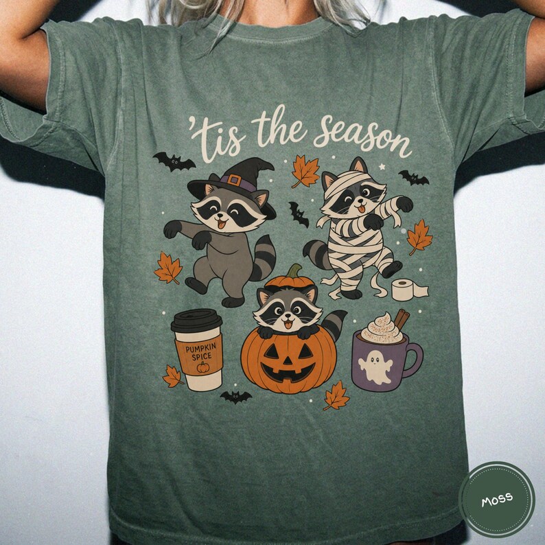 Koszulka Comfort Colors z szopem na Halloween, koszulka z nadrukiem retro ducha i mumii szopa na sezon Tis The Season Moss