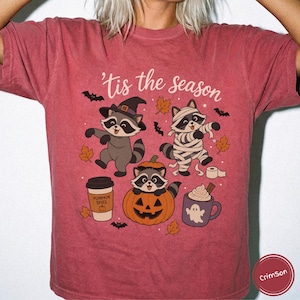 Koszulka Comfort Colors z szopem na Halloween, koszulka z nadrukiem retro ducha i mumii szopa na sezon Tis The Season Crimson