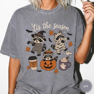 Koszulka Comfort Colors z szopem na Halloween, koszulka z nadrukiem retro ducha i mumii szopa na sezon Tis The Season Grey