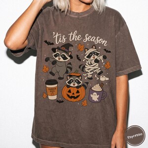 Koszulka Comfort Colors z szopem na Halloween, koszulka z nadrukiem retro ducha i mumii szopa na sezon Tis The Season Espresso