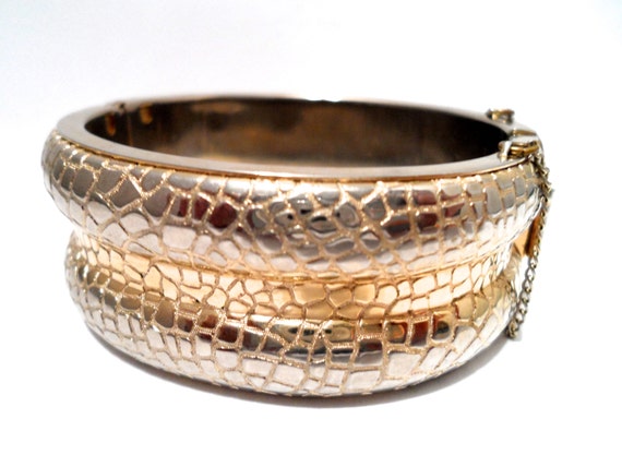 Snakeskin Patterned Hinged  Gold Tone Bangle Brac… - image 1