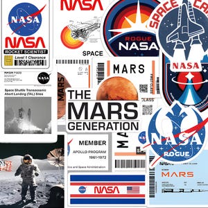 Könnte beinhalten: Eine Sammlung von NASA- und weltraumbezogenen Aufklebern mit verschiedenen Motiven, darunter ein Raketenwissenschaftler-Ausweis, ein Mars-Generation-Etikett, ein Space-Shuttle-Start, ein Astronaut auf dem Mond und diverse Missionsabzeichen.