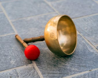 Handmade 7-Metal Singing Bowl with Handle: Tibetan Sound, Meditation &  Chakra Healing