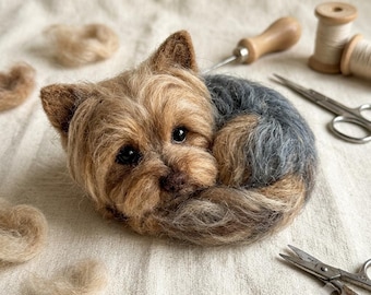 Nåltovningskit för rullad sovande Yorkshireterrier i stålblå, brun silkeslen päls, ulldekor