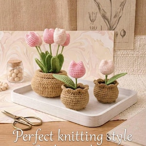 Peut inclure: Trois compositions de tulipes au crochet dans des pots texturés couleur beige. Un grand pot contient cinq tulipes roses et rose clair avec des feuilles vertes, tandis que deux petits pots contiennent chacun une tulipe. Texte : Perfect knitting style for home decor.