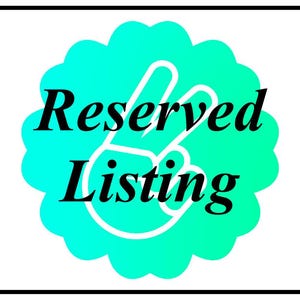 Op de afbeelding: Een helder turquoise geschulpte cirkelvormige afbeelding met een witte omtrek van een hand die een vredesteken maakt. De zwarte tekst Reserved Listing staat gecentreerd over de afbeelding. Het ontwerp is omgeven door een dunne zwarte rechthoekige rand.