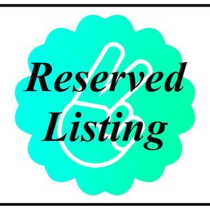 Op de afbeelding: Een helder turquoise geschulpte cirkelvormige afbeelding met een witte omtrek van een hand die een vredesteken maakt. De zwarte tekst Reserved Listing staat gecentreerd over de afbeelding. Het ontwerp is omgeven door een dunne zwarte rechthoekige rand.