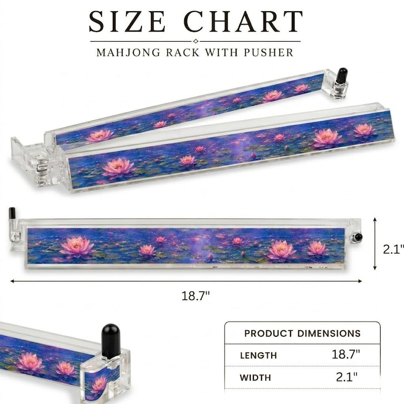 Peut inclure: Un support de mah-jong en acrylique transparent avec un poussoir orn&eacute; d'un motif d'&eacute;tang aux n&eacute;nuphars. Le texte indique SIZE CHART MAHJONG RACK WITH PUSHER. Les dimensions sont de 47,5 cm de longueur et 5,3 cm de largeur sur le sch&eacute;ma.