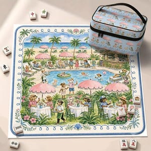Peut inclure: Un tapis de mah-jong carré présentant une illustration colorée de chiens se relaxant dans un complexe hôtelier tropical avec piscine, parasols roses, palmiers et tables. Une mallette de transport assortie bleu clair à motif de chiens est incluse.