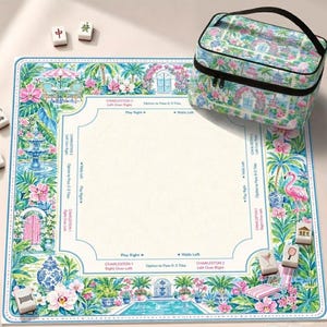 Peut inclure: Un tapis de Mahjong carré avec un centre crème et une bordure illustrée de jardins tropicaux, fontaines, flamants roses et poteries bleu et blanc. Le tapis comporte des instructions de jeu imprimées et une housse de transport assortie.