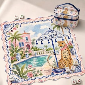 Könnte beinhalten: Eine rechteckige Mahjong-Matte mit gewelltem Rand, die eine Aquarellillustration eines Leoparden am Swimmingpool, einer rosa Villa und eines blauen Sonnenschirms zeigt. Enthält eine passende Tragetasche mit Reißverschluss und Mahjong-Steine.