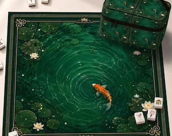 Emerald koi neopreen mahjongmat, lotusvijverontwerp Amerikaanse mahjong-tafelmat, antislip tafelbeschermhoes, schepen opgerold