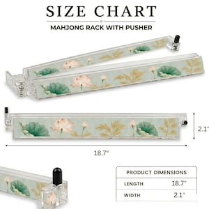 Puede incluir: Un soporte de mahjong de acr&iacute;lico transparente con empujador, con un estampado bot&aacute;nico de flores de loto rosas y hojas verdes. El soporte mide 47,5 cm de largo y 5,3 cm de ancho. El texto dice SIZE CHART, MAHJONG RACK WITH PUSHER y PRODUCT DIMENSIONS.
