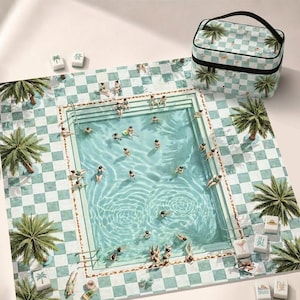 Peut inclure: Un tapis de piscine rectangulaire à motif à carreaux vert clair et blanc, orné de palmiers, de figurines miniatures nageant et d'une trousse de transport assortie à fermeture éclair. Des tuiles de mah-jong blanches sont éparpillées.