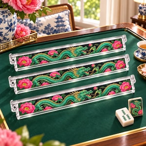 Puede incluir: Tres soportes de acrílico transparente para fichas de mahjong con un diseño de dragón verde vibrante y flores de peonía rosa sobre un fondo negro. El conjunto incluye una ficha de mahjong a juego con el mismo diseño y una ficha blanca.