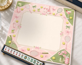 Rosa Tennis-Neopren-Mahjong-Matte, Adrette Tennisplatz-Spielnachtgeschenk, rutschfeste Tischschutzabdeckung, SCHIFFE GEROLLT