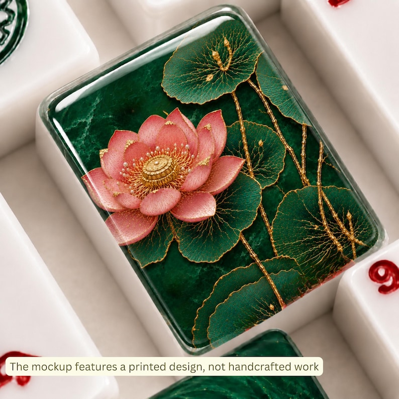 Puede incluir: Una ficha de mahjong rectangular con un dise&ntilde;o impreso de una flor de loto rosa con un centro dorado, rodeada de nen&uacute;fares de color verde oscuro con vetas doradas. El texto en la parte inferior dice: The mockup features a printed design, not handcrafted work.