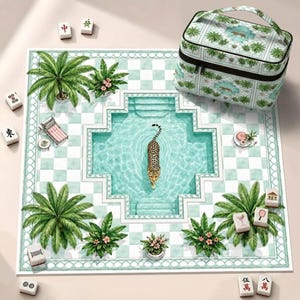 Peut inclure: Un tapis de mahjong carré arborant un motif de piscine à damier vert clair et blanc avec un léopard nageant, des palmiers et des plantes en pot. Une mallette de transport assortie est posée sur le tapis, entourée de tuiles de mahjong éparpillées.