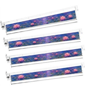 Peut inclure: Quatre supports de suspension pour affiches en acrylique transparent avec un motif imprim&eacute; de n&eacute;nuphars roses flottant sur un &eacute;tang bleu fonc&eacute;. Chaque support se compose de deux barres magn&eacute;tiques qui se fixent pour maintenir une impression.