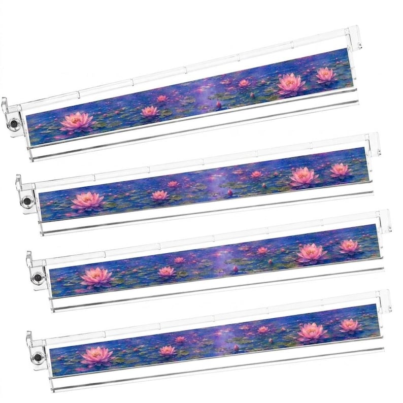 Peut inclure: Quatre supports de suspension pour affiches en acrylique transparent avec un motif imprim&eacute; de n&eacute;nuphars roses flottant sur un &eacute;tang bleu fonc&eacute;. Chaque support se compose de deux barres magn&eacute;tiques qui se fixent pour maintenir une impression.