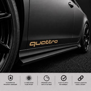 以下が含まれることがあります： マットブラックの車のサイドパネルに、小文字のサンセリフ体で「quattro」と書かれた金色のビニールデカールが貼られています。車の下には5つの円形アイコンがあり、WATERPROOF WEATHER RESISTANT、UV RESISTANT FADE PROOF、PREMIUM VINYL THIN & FLEXIBLE、EASY TO APPLY NO BUBBLES、STRONG ADHESIVE LONG LASTINGというテキストが表示されています。