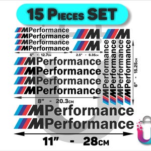 Op de afbeelding: Een 15-delige set M Performance stickers met het iconische blauwe, paarse en rode logo. De set bevat diverse formaten met aangegeven afmetingen van 6,35 cm, 12,7 cm, 15,25 cm, 20,3 cm en 28 cm voor de verschillende stickeronderdelen.