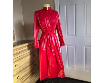 Vintage knuffeljas New York rode hoogglanzende trenchcoat mandarijn kraag met ceintuur