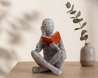 Estátua em miniatura de resina com a palavra "leitor" - ideal para decorar um cantinho de leitura ou uma biblioteca de escritório.