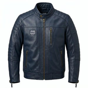 Puede incluir: Una chaqueta de cuero azul oscuro con cuello alzado y botón a presión, cremallera frontal completa y dos bolsillos inferiores con cremallera. Un parche circular de Jeep está en el pecho y un bolsillo vertical con cremallera en la parte superior izquierda.
