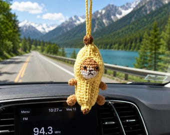 Szydełkowa zawieszka do samochodu z kotkiem bananowym, uroczy wisiorek na lusterko wsteczne z kotkiem bananowym, ręcznie robiony kawaii akcesorium samochodowe, amigurumi brelok na prezent dla niej