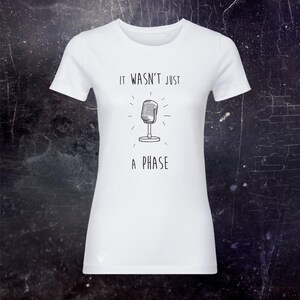T-shirt met de tekst "Singing Is Not A Phase" (Zingen is geen fase) in zwart-wit, T-shirt van biologisch katoen voor radiopresentatoren, zacht en comfortabel topje voor comédiennes, cadeau voor leadzangeres