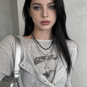 Collier pendentif croix gothique à 3 rangs, perles noires et chaîne argentée superposée, bijoux alternatifs grunge à superposer