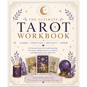 Può includere: Un libro intitolato The Ultimate Tarot Workbook con copertina color crema e illustrazioni viola e oro raffiguranti una luna crescente, stelle, tarocchi, una candela accesa, cristalli e una sfera di cristallo. Include il testo Learn, Practice, Reflect, Grow.