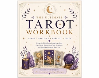 Può includere: Un libro intitolato The Ultimate Tarot Workbook con copertina color crema e illustrazioni viola e oro raffiguranti una luna crescente, stelle, tarocchi, una candela accesa, cristalli e una sfera di cristallo. Include il testo Learn, Practice, Reflect, Grow.