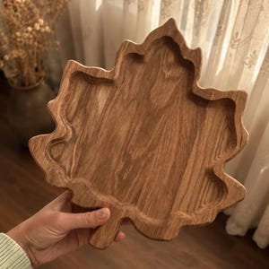 Handgemaakte eikenhouten serveerschaal met esdoornbladmotief, charcuterie- en snackschaal, gepersonaliseerd cadeau