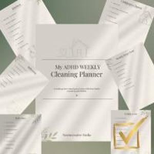 以下が含まれることがあります： My ADHD WEEKLY Cleaning Plannerというテキストが記載されたオフホワイトの用紙のセット。キッチンやバスルームなどの部屋ごとのチェックリストや、金色のチェックマークのグラフィックが描かれており、落ち着いた緑色の背景の上に配置されています。
