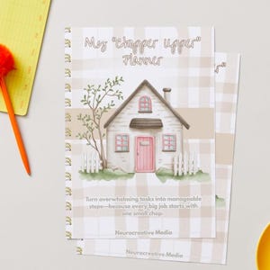 Puede incluir: Una agenda de espiral titulada My Chopper Upper Planner con una ilustración en acuarela de una casa con puerta y ventanas rosas, una valla blanca y un árbol. La portada incluye el texto Turn overwhelming tasks into manageable steps—because every big job starts with one small chop y el nombre de la marca Neurocreative Media.