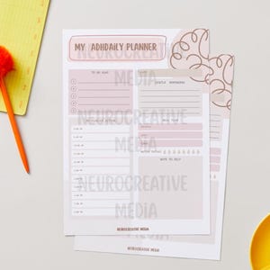 Puede incluir: Una hoja de planificador diario titulada MY ADHDAILY PLANNER con secciones para listas de tareas, planes de comidas y notas. El papel presenta un esquema de color rosa suave y marrón con arte de líneas abstractas. Una regla amarilla y un bolígrafo naranja son visibles.