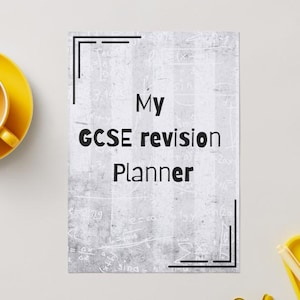 Peut inclure: Un agenda rectangulaire avec un fond rayé gris et blanc orné de formules mathématiques pâles et du texte noir My GCSE revision Planner. La couverture présente des accents noirs aux coins et est placée près d'une tasse et d'un stylo jaunes.