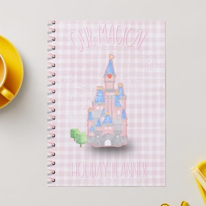 Può includere: Un quaderno a spirale con una copertina a motivo vichy rosa chiaro e bianco. Il testo "OUR MAGICAL" appare in alto e "HOLIDAY PLANNER" in basso. Un'illustrazione centrale raffigura un castello rosa con torrette blu e un cuore rosso.