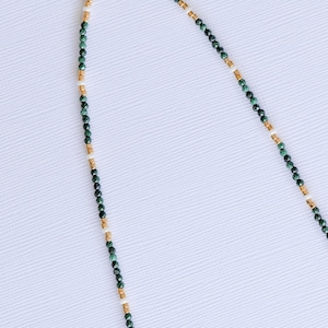 Collar de malaquita y perlas de agua dulce: joyería delicada, atrevida y con un toque de naturalidad.