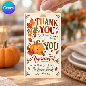 Puede incluir: Una etiqueta de regalo rectangular de papel con fondo crema, decorada con hojas de otoño, bayas y una calabaza naranja sonriente. El texto dice: THANK YOU for all that you do! YOU are Appreciated more than you know! The Brown Family.